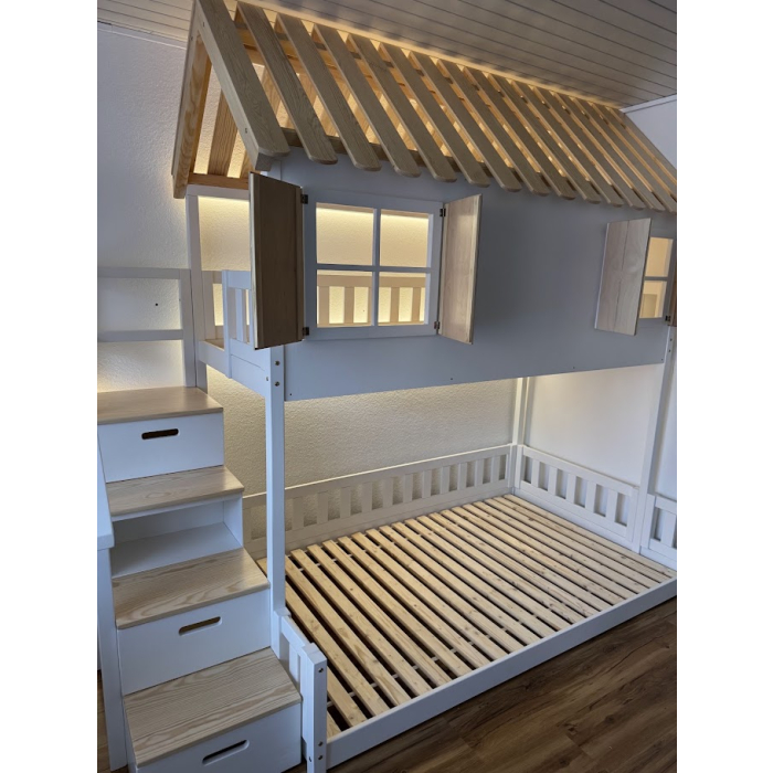 Spielzimmer mit hochwertigem Abenteuerbett aus Massivholz